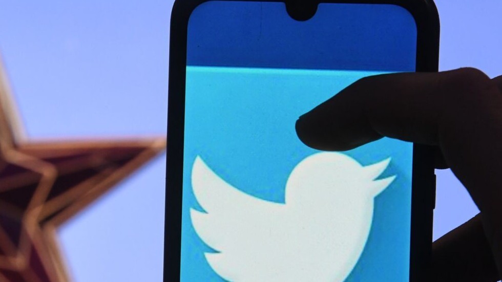 إيلون ماسك يحرر عصفور "تويتر" ويكشف عن شعاره الجديد