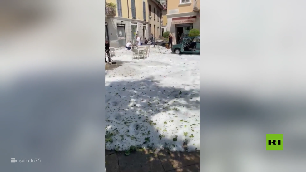 "نهر جليدي" يغزو شوارع مدينة إيطالية
