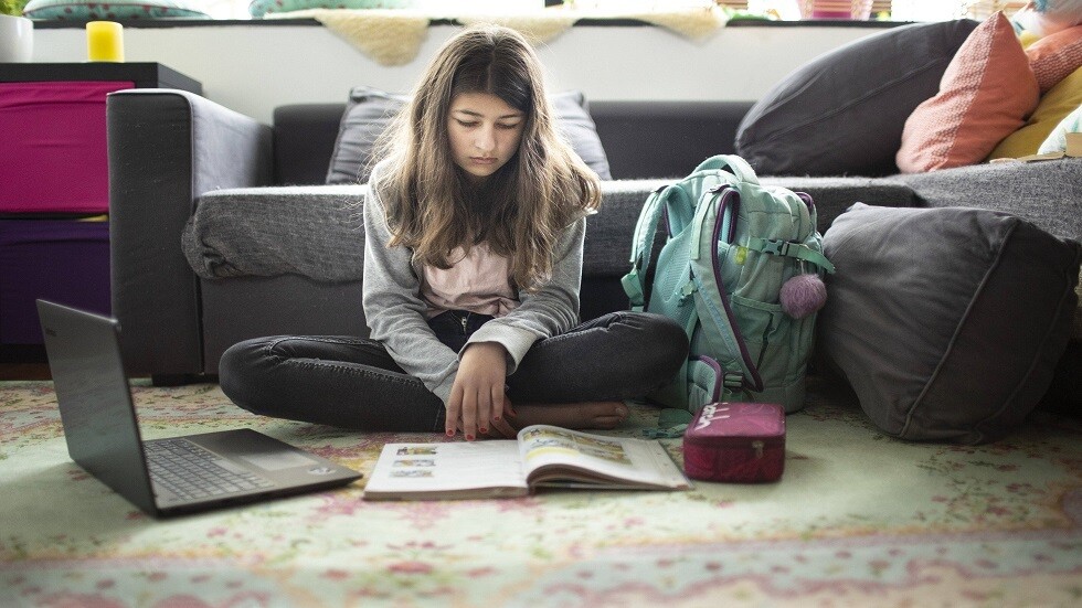 طبيبة عيون تكشف مضار الأجهزة الإلكترونية لعيون الأطفال