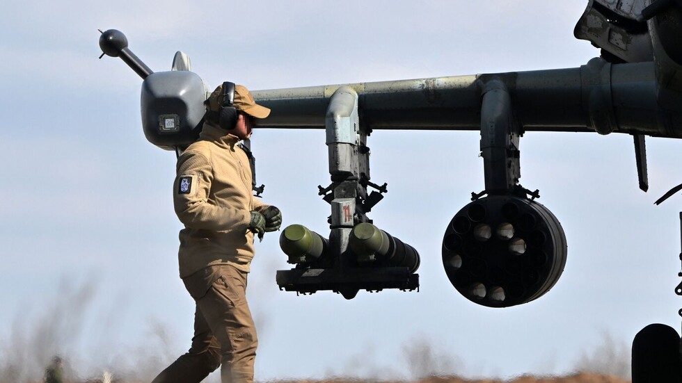 بصاروخ موجه دقيق.. مروحية 