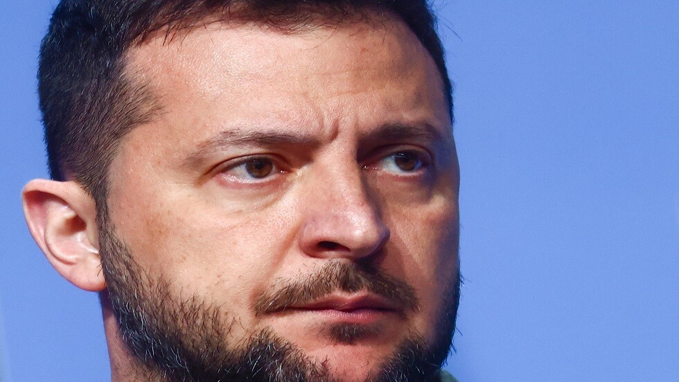 مستشار رئاسي أوكراني سابق: عدم كفاءة زيلينسكي لم يبق في البلاد شيئا للدفاع عنه