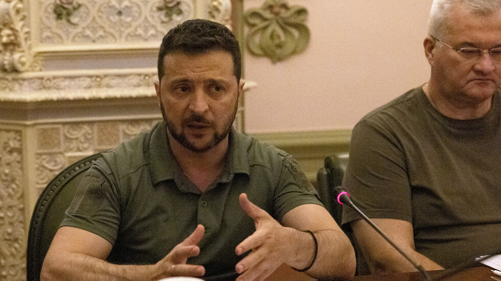 زيلينسكي يطالب المسؤولين الأوكرانيين بالعمل داخل البلاد