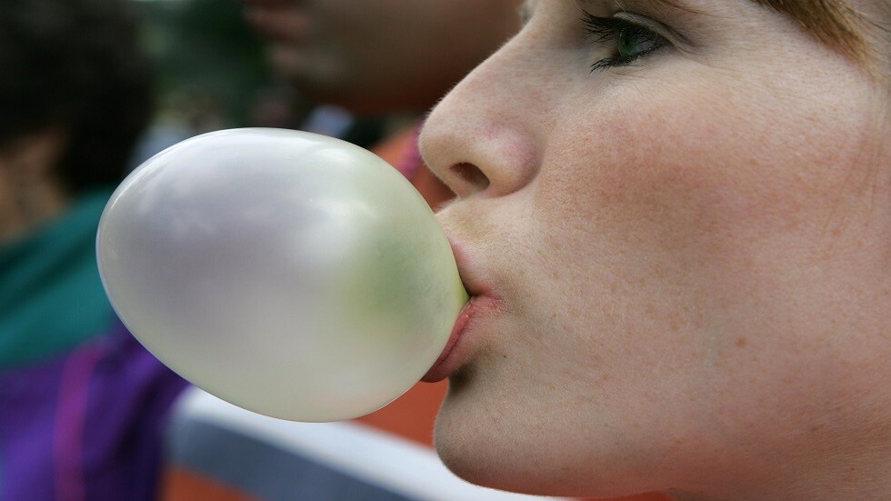 طبيبة تحذر من مخاطر مضغ العلكة على الاسنان