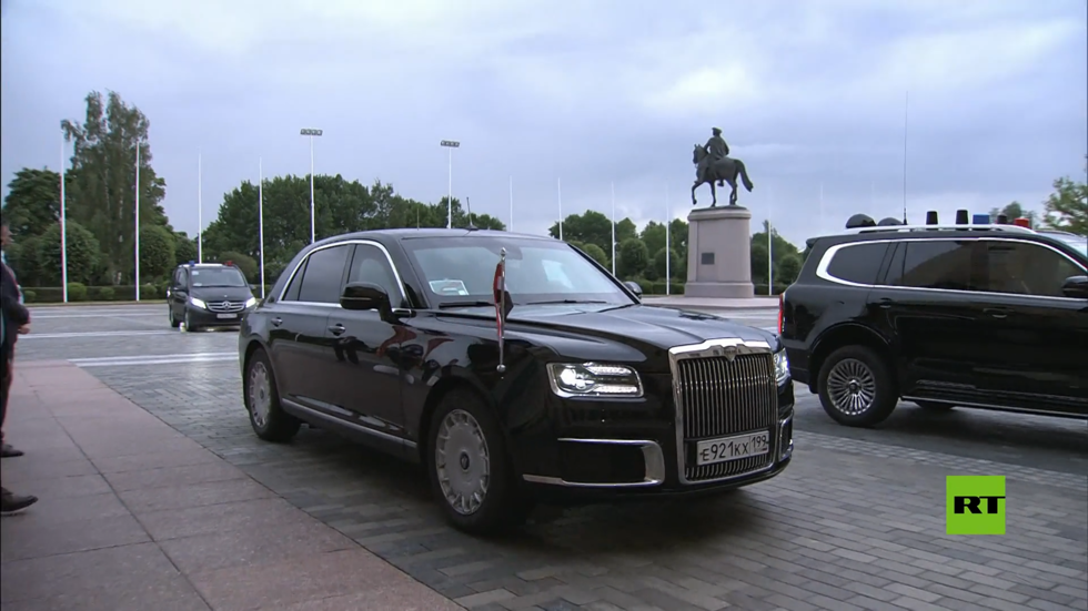 الرئيس المصري يصل على متن سيارة أوروس الروسية للقاء بوتين