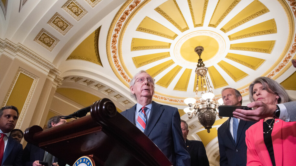 وقف نصف دقيقة بلا حراك.. زعيم الجمهوريين يتعرض لأزمة صحية خلال مؤتمر صحافي (فيديو)