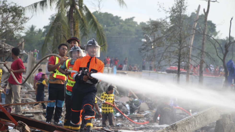 مقتل 9 أشخاص بانفجار مستودع ألعاب نارية جنوب تايلاند (فيديو)