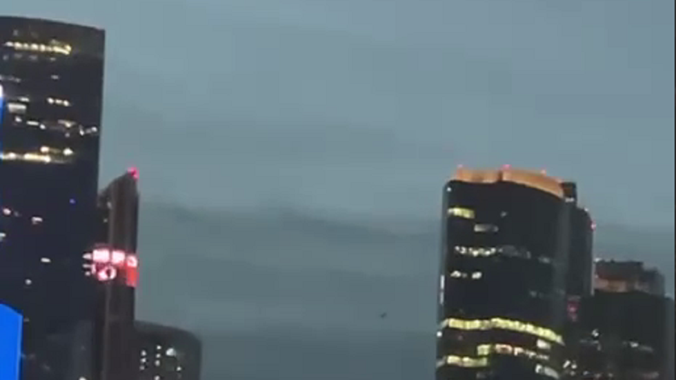 لحظات تحليق مسيرة أوكرانية فوق مجمع