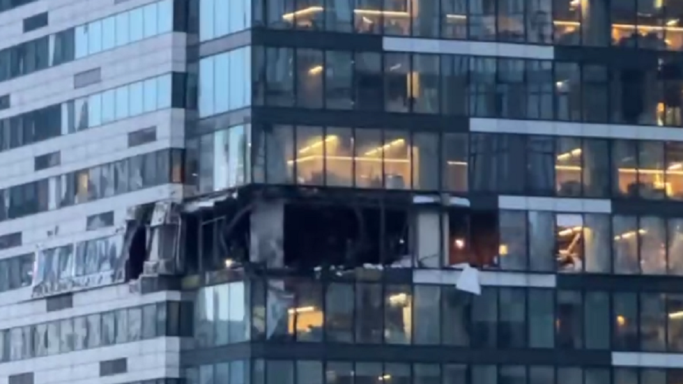 مشاهد من الأضرار التي خلفها اصطدام مسيرة بواجهة ناطحة سحاب بمجمع 