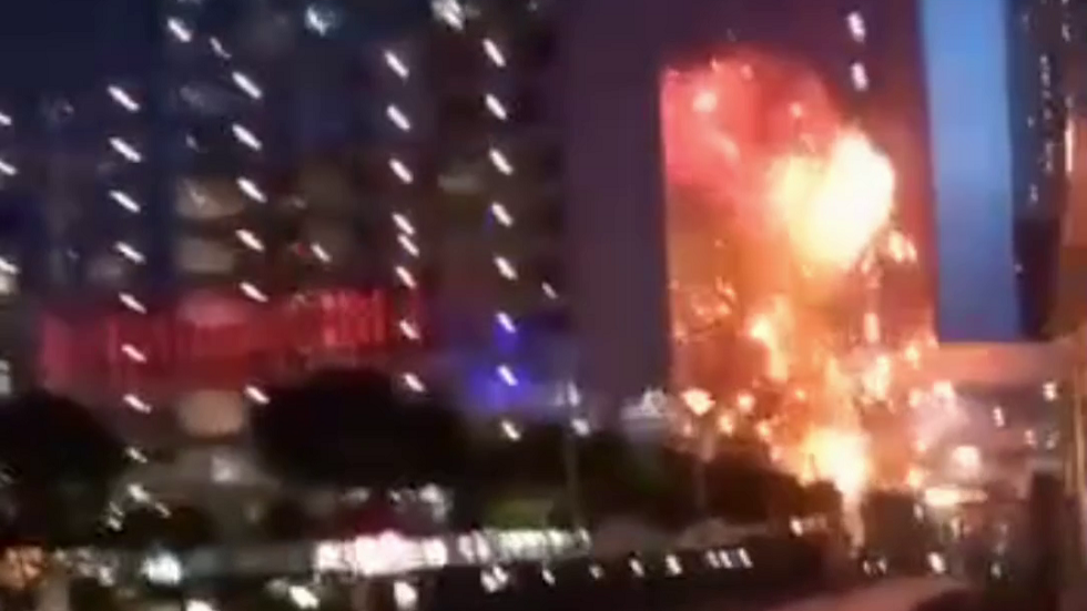 شاهد عيان يوثق بكاميرته لحظة اصطدام مسيرة بواجهة أحد الأبنية في مجمع "موسكو سيتي"