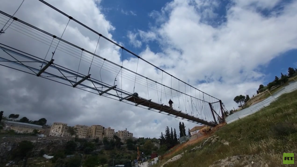 ضمن مشروع تهويدي.. إسرائيل تعلن افتتاح أطول جسر معلق في القدس الشرقية (فيديو)