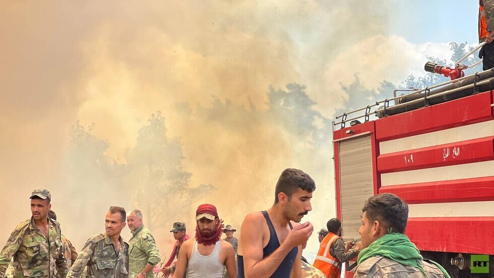 عمليات إطفاء الحرائق في منطقة الريحانية بريف اللاذقية في سوريا (فيديو وصور)
