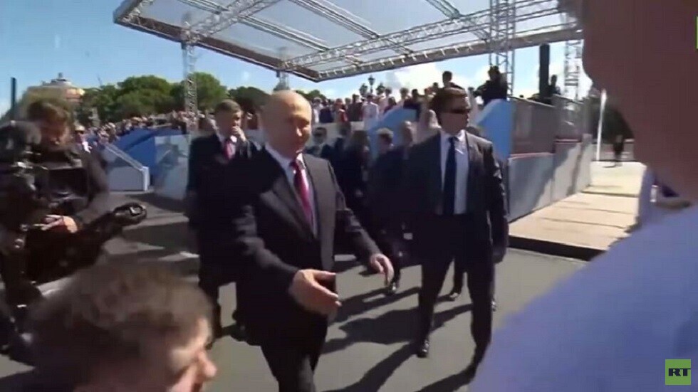 في لفتة طيبة من بوتين.. عائلة روسية تتمكن من حضور العرض البحري وتلتقي بالرئيس (فيديو)