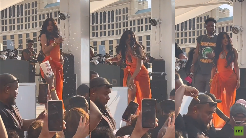 "الميكروفون الطائر".. مغنية راب أمريكية تلقن معجبة درسا قاسيا! (فيديو)