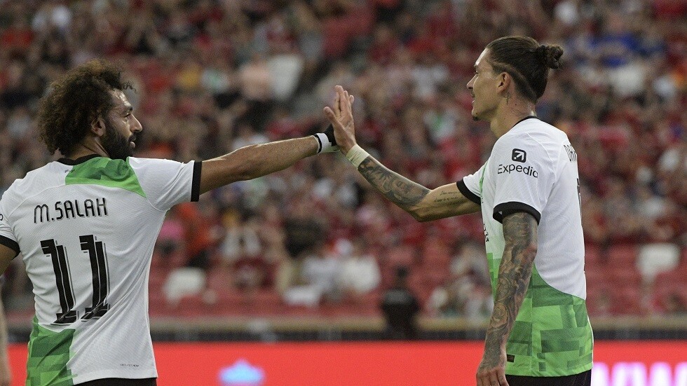 شاهد.. محمد صلاح يحتفل بفوز "الريدز" مع الجماهير في سنغافورة