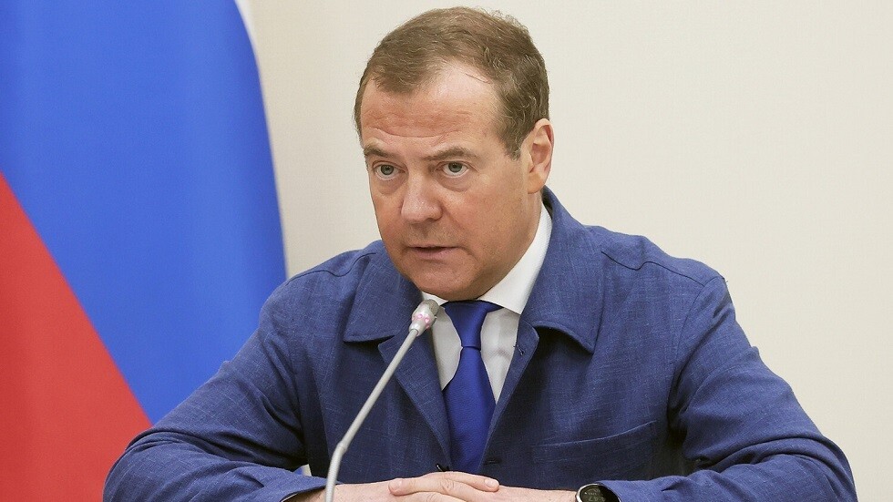 مدفيديف يعلق على تصرف "غير رياضي" لمبارزة أوكرانية مع منافستها الروسية في بطولة العالم