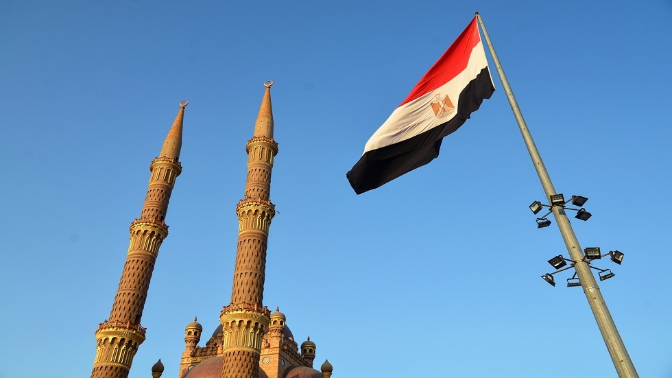 جدل واسع في مصر بعد انتشار صورة لإعلان مزيل عرق على جدران مسجد كبير وشهير في القاهرة (صورة)