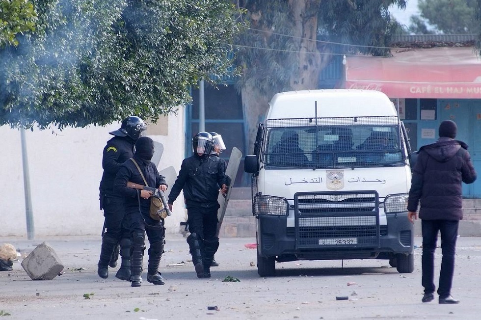 تونس.. احتقان وغلق للطرقات إثر وفاة شاب خلال مناوشات مع الأمن في سبيطلة (صور + فيديو)