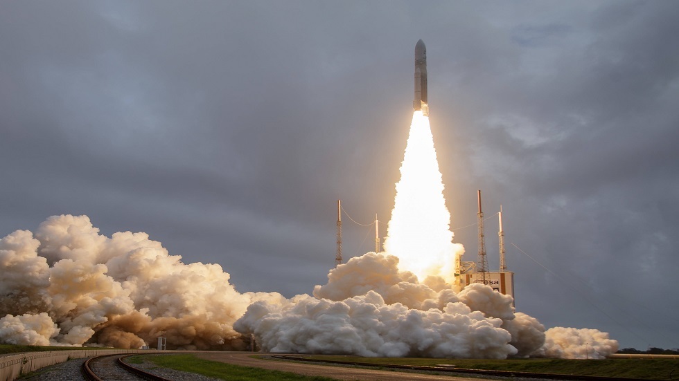 صاروخ النقل Ariane V يحمل إلى الفضاء قمرين صناعيين