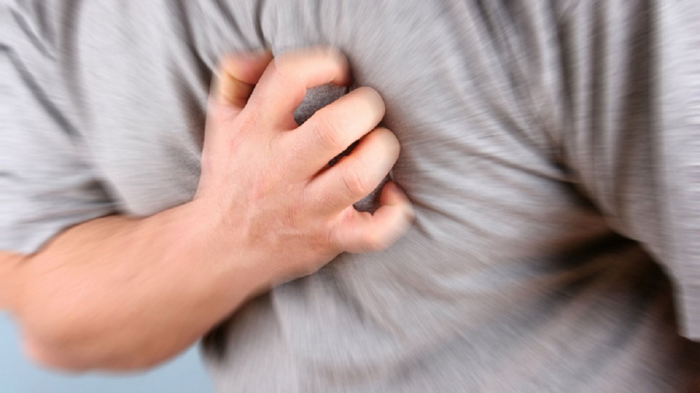 كيف نميز بين أعراض احتشاء عضلة القلب والجلطة الدماغية