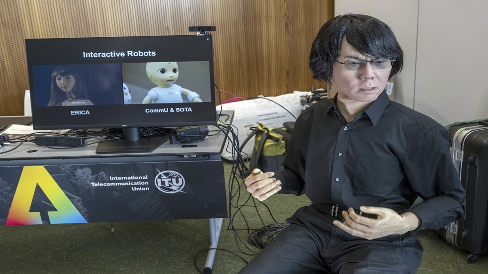 روبوتات بشرية تجيب على أسئلة الصحفيين خلال مؤتمر صحفي في جنيف