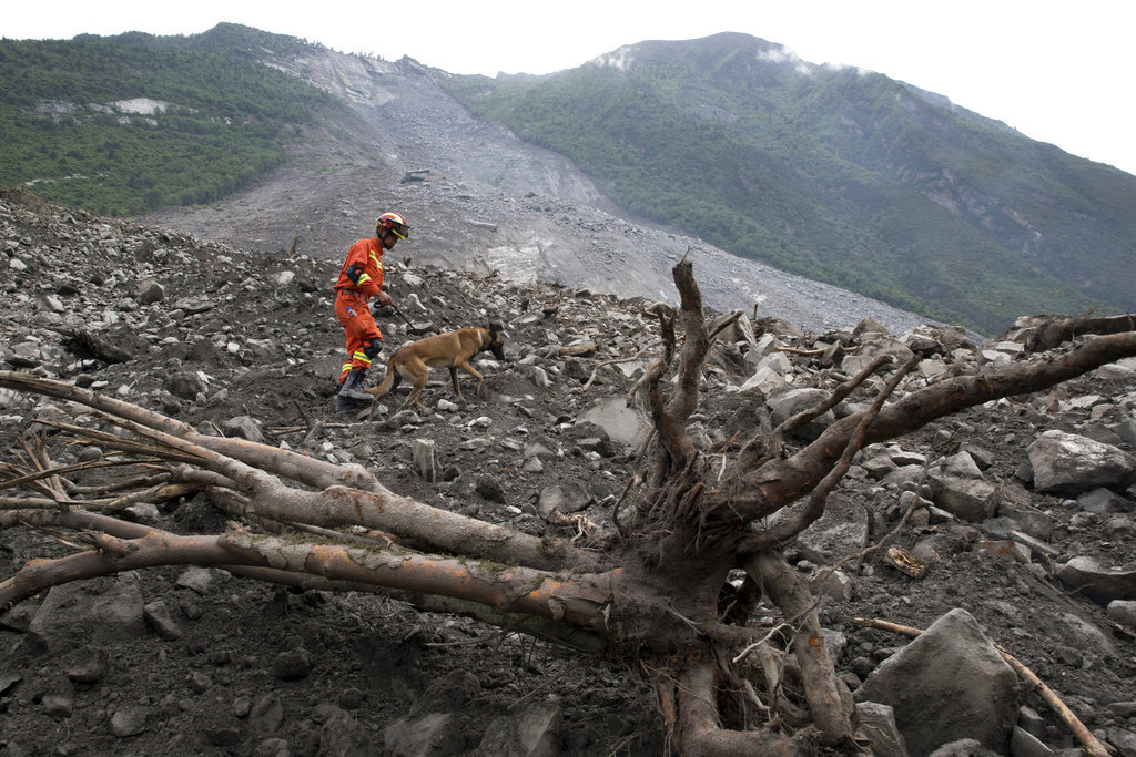 فقدان 9 أشخاص جراء انهيار أرضي وسط الصين
