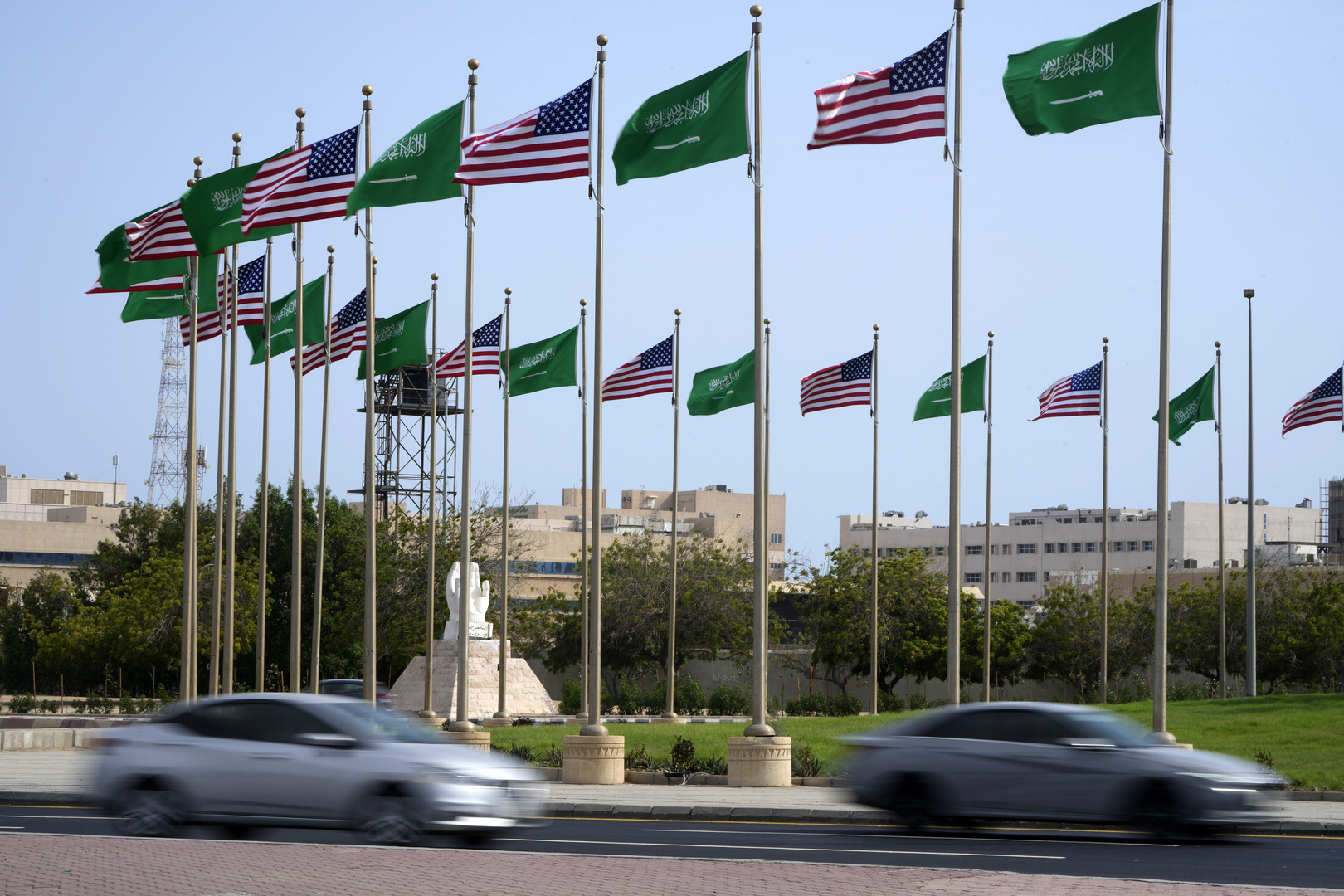 السفارة الأمريكية لدى الرياض تعلن عن إجراء جديد بشأن تجديد التأشيرة للسعوديين