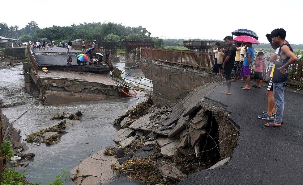 الهند.. فيضانات عارمة وانزلاقات أرضية تقتل 15 شخصا شمالي البلاد (فيديو)