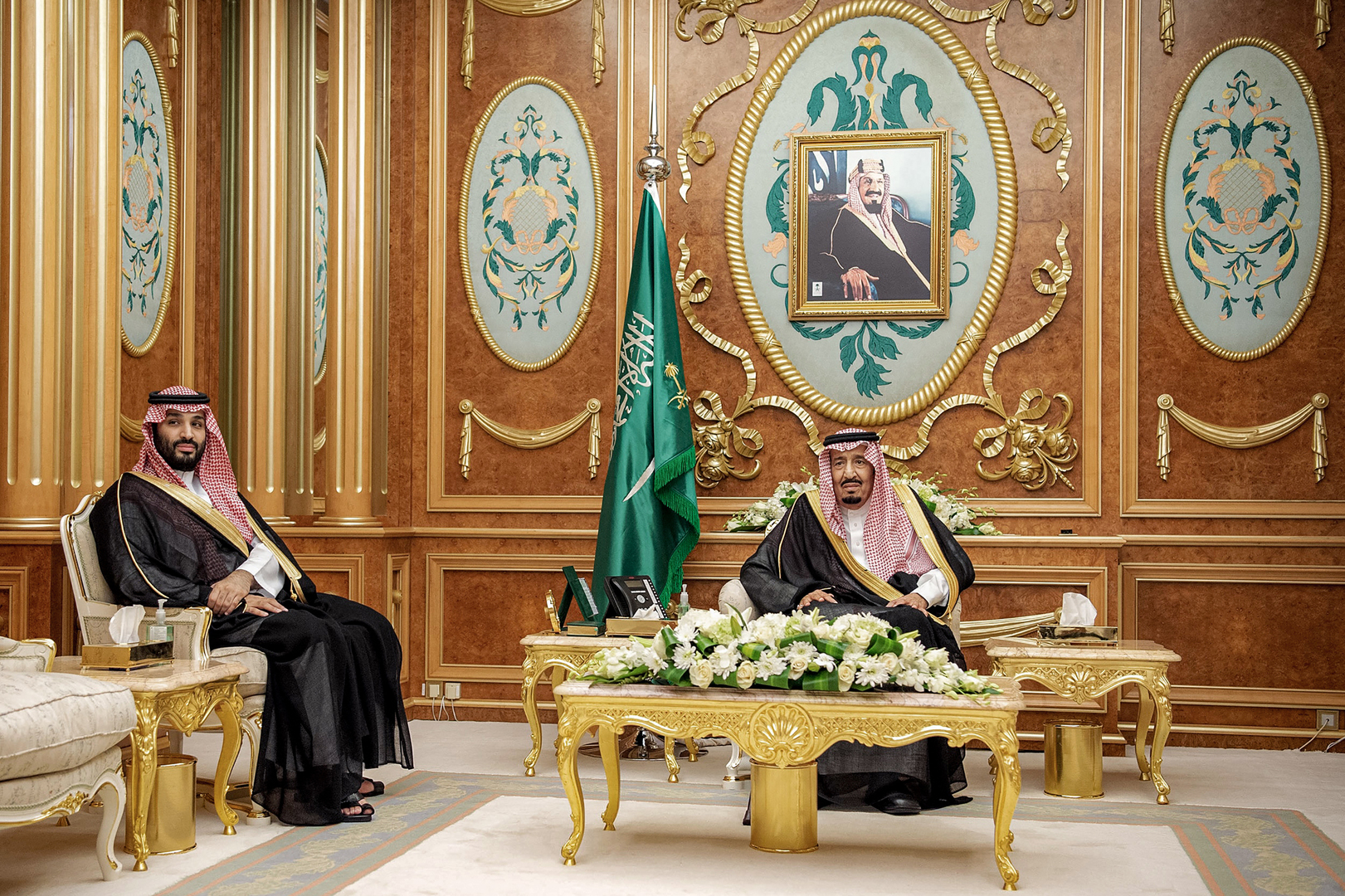 العاهل السعودي وولي العهد يعزيان ملك البحرين