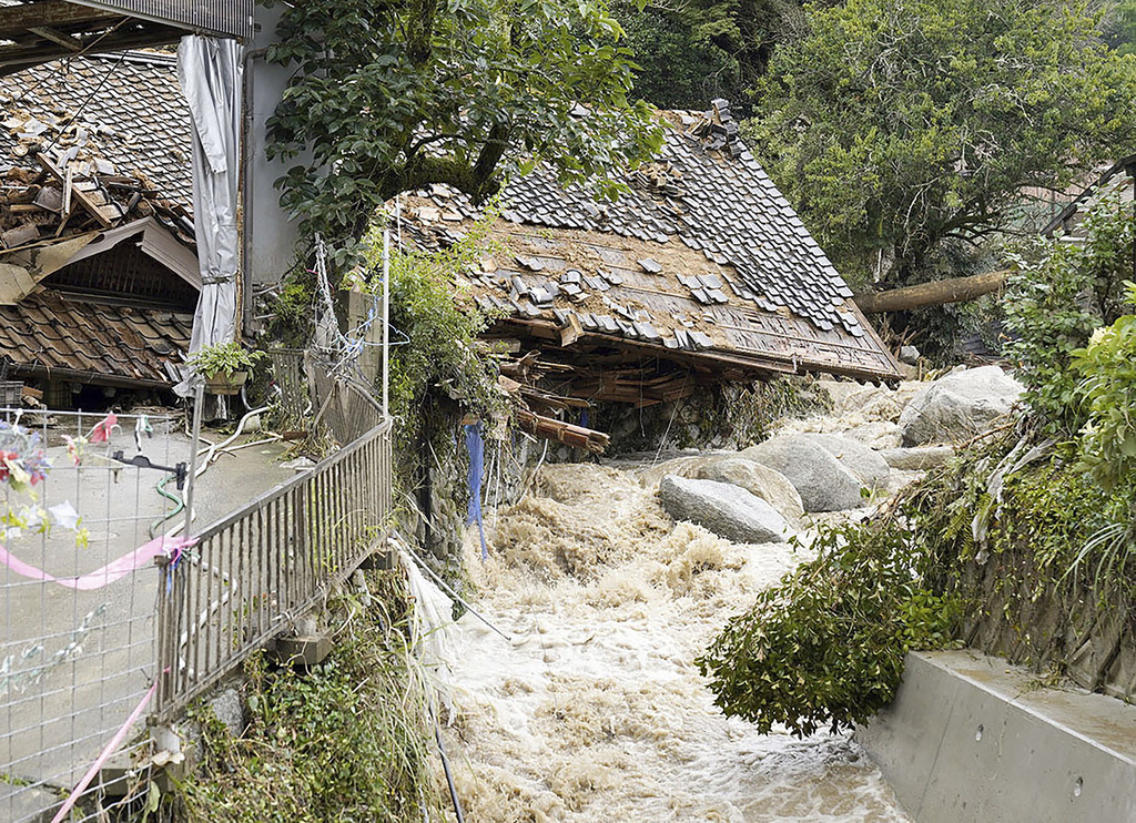 اليابان.. مقتل شخصين وفقدان 6 على الأقل بسبب الفيضانات (فيديو)