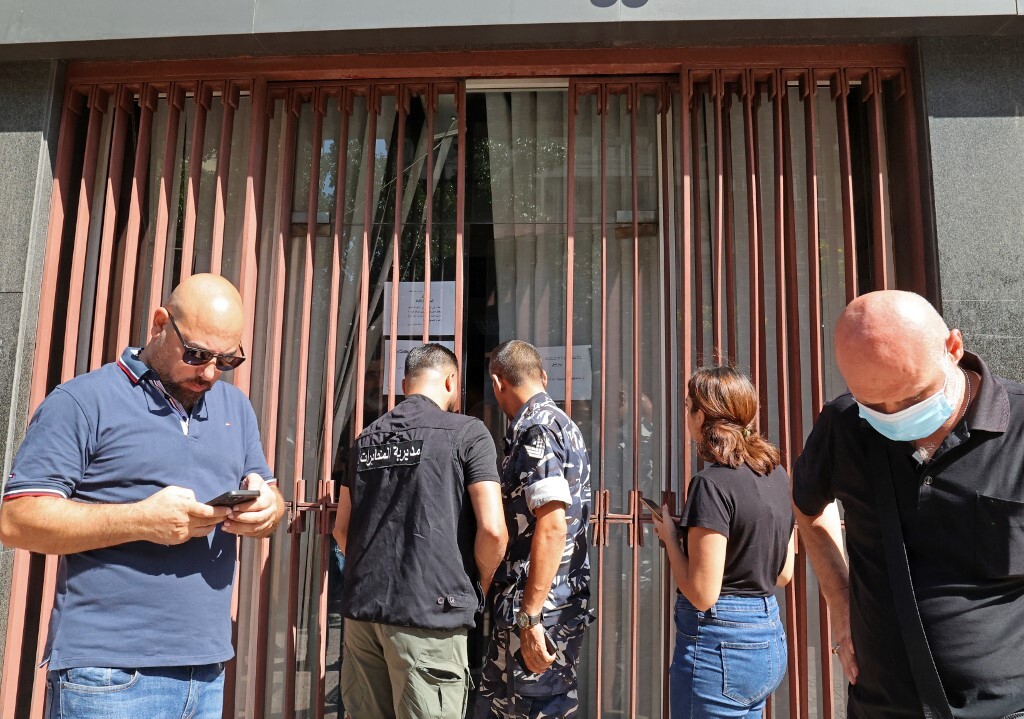 مودع يقتحم بنك مصر ولبنان في بيروت ويحتجز رهينة (فيديو)