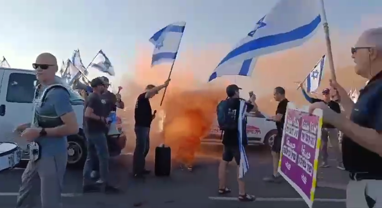 اندلاع احتجاجات في إسرائيل بعد تمرير مشروع قانون يقوض صلاحيات القضاء (فيديو)
