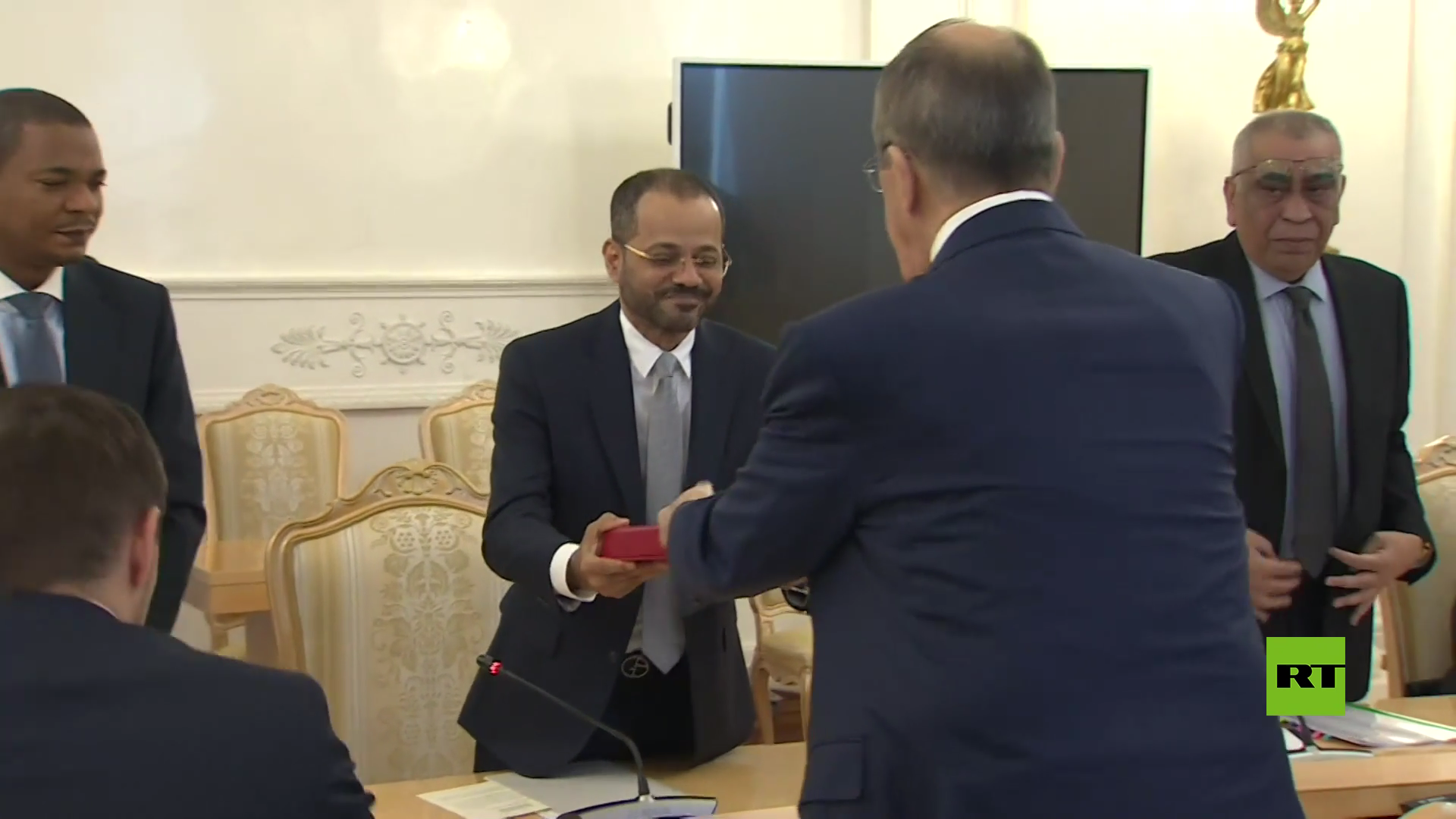 وزير خارجية عمان يسلم لافروف رسالة من السلطان هيثم بن طارق إلى الرئيس بوتين