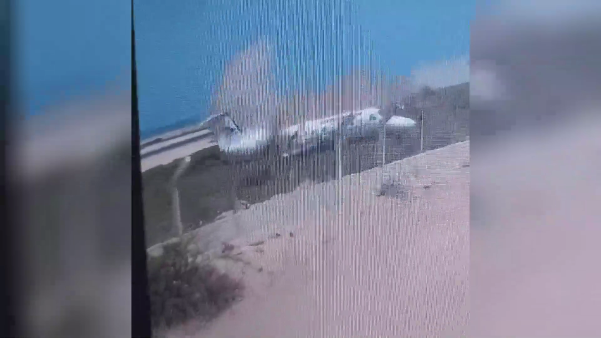 شاهد.. هبوط عنيف لطائرة في مطار العاصمة الصومالية ونجاة جميع الركاب