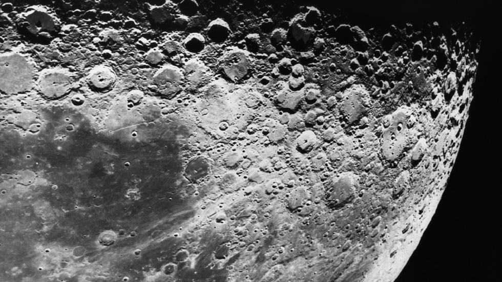 اكتشاف هام لمدى قدم سطح القمر!