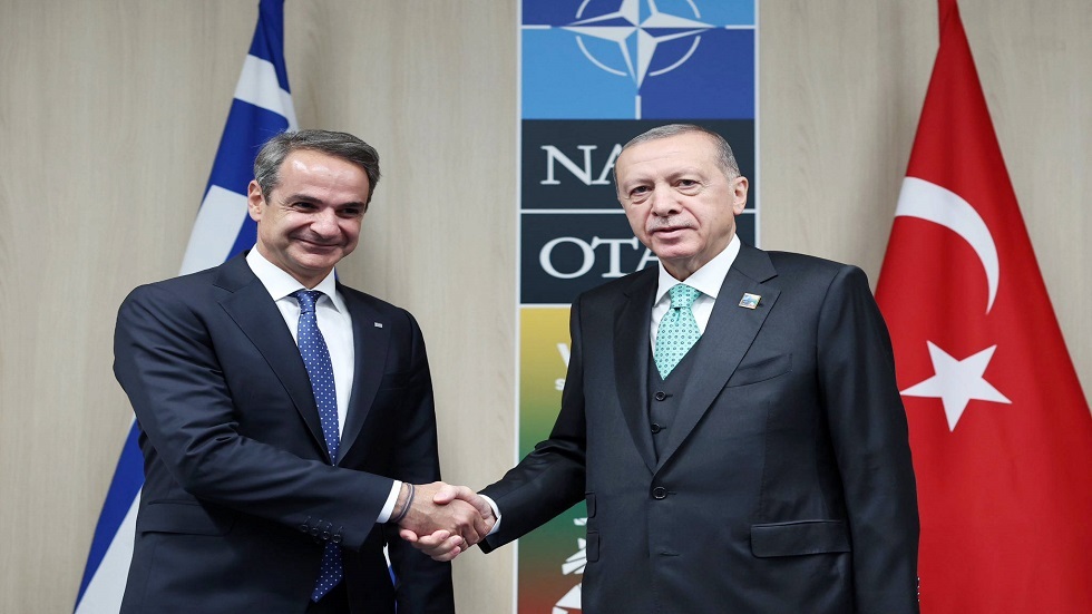 الرئيس التركي رجب طيب أردوغان ورئيس الوزراء اليوناني كيرياكوس ميتسوتاكيس خلال قمة الناتو في فيلنيوس