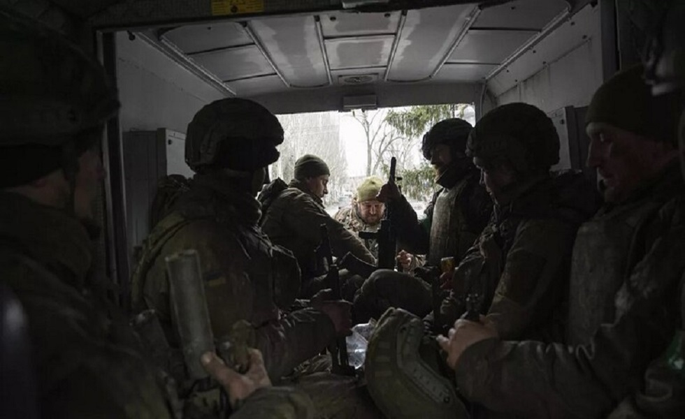 قوات كييف تفر تاركة جنودها بعد تدمير رتل من عربات الناتو (فيديو)