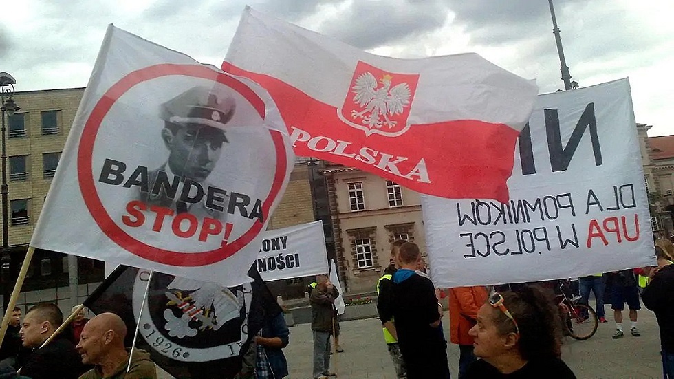 البولنديون يتظاهرون ضد التعصب القومي الأوكراني