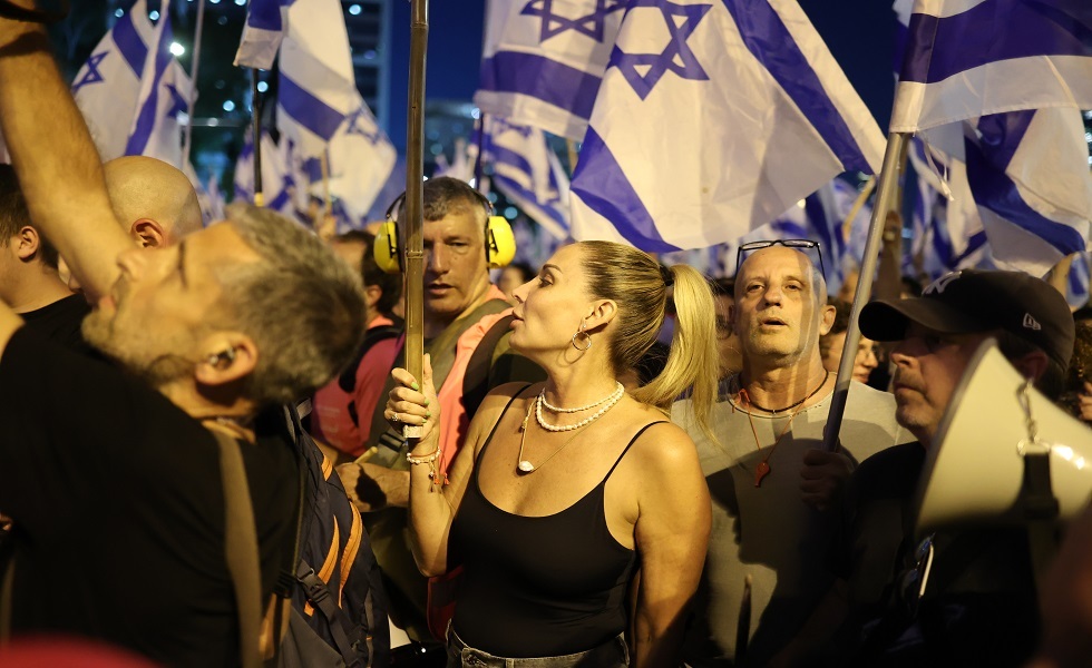 آلاف الإسرائيليين يتظاهرون ضد نتنياهو أمام البعثة الدبلوماسية الأمريكية في تل أبيب