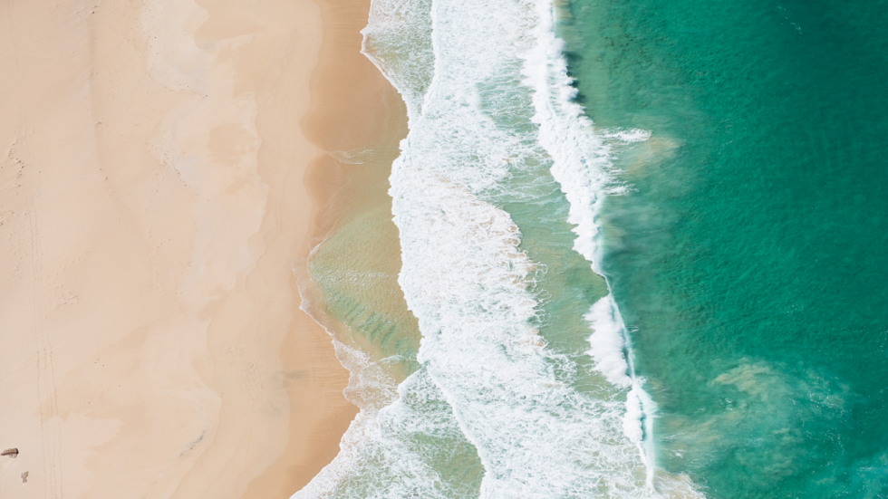 جسم عملاق غامض يظهر على شاطئ أسترالي بعيد!