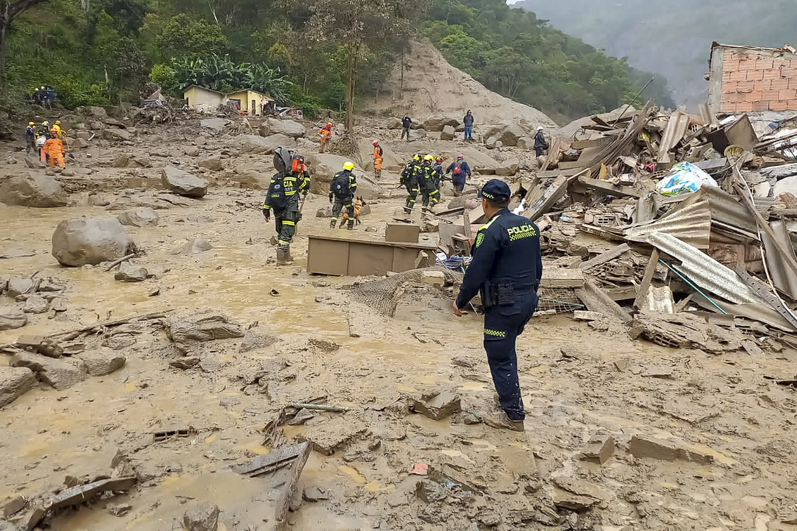 مصرع 14 شخصا وفقدان نحو 20 آخرين جراء انزلاق أرضي في كولومبيا
