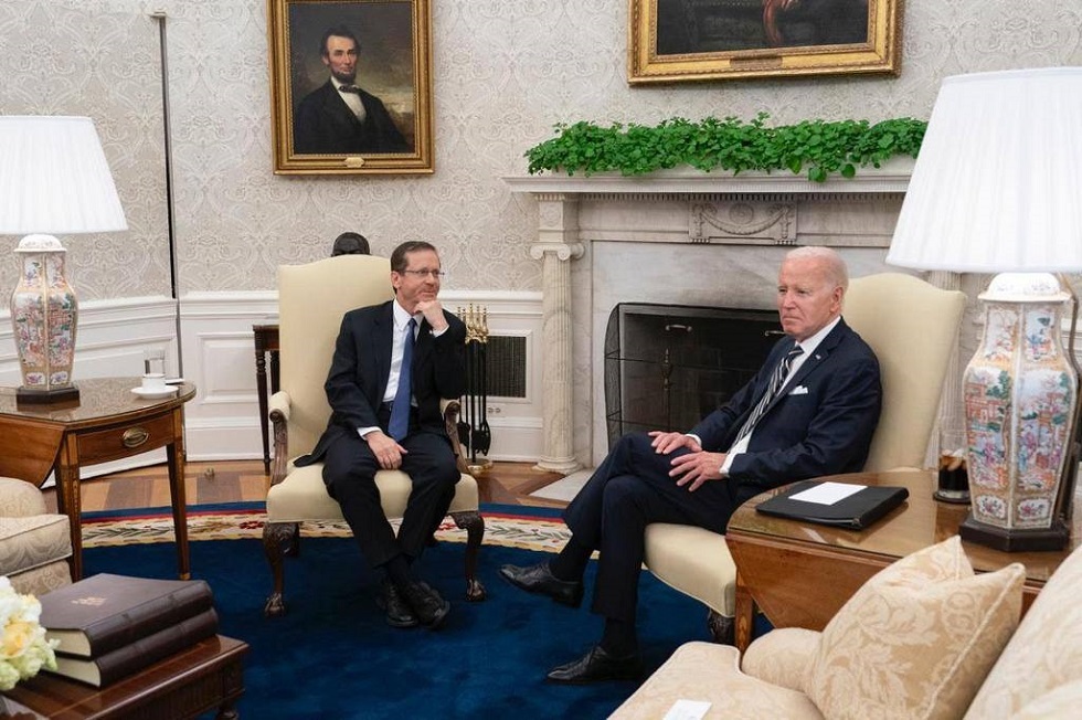 الرئيس الأمريكي جو بايدن خلال استقباله نظيره الإسرائيلي يتسحاق هرتصوغ في البيت الأبيض