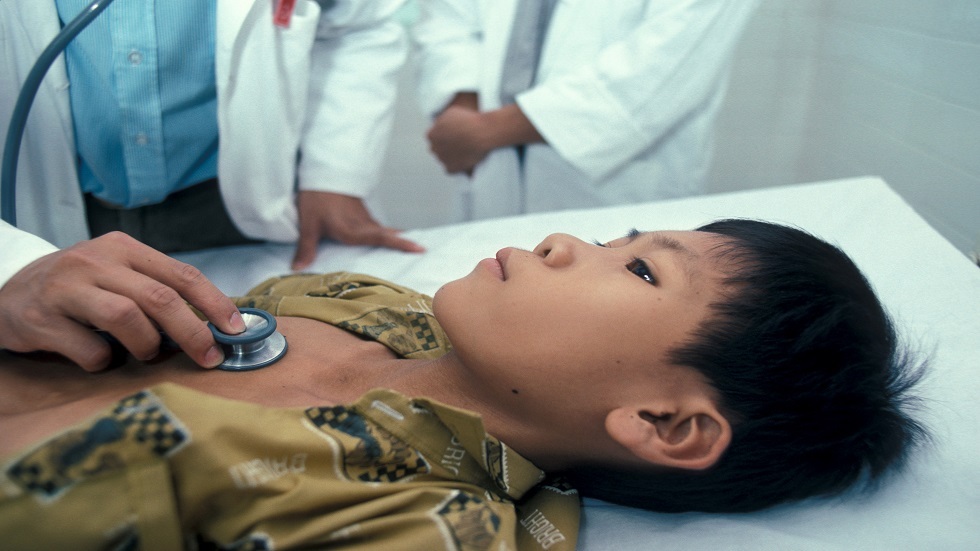 طبيب يكشف الأعراض الأولى لالتهاب السحايا لدى الأطفال