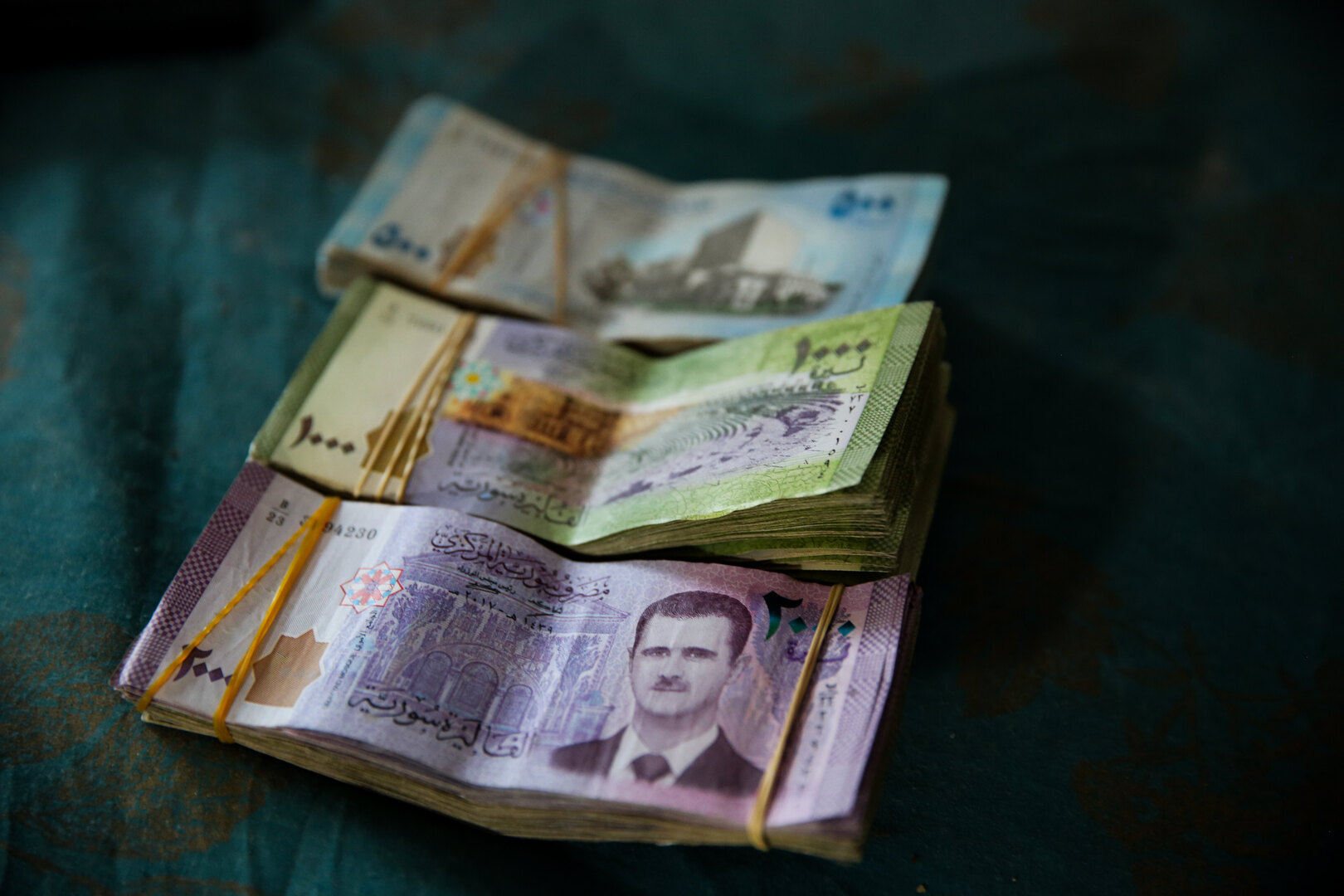 المركزي السوري يرفع سعر الدولار