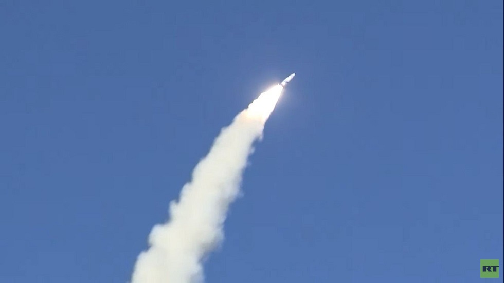 كوريا الشمالية تطلق صاروخا يعتقد أنه باليستي باتجاه بحر اليابان