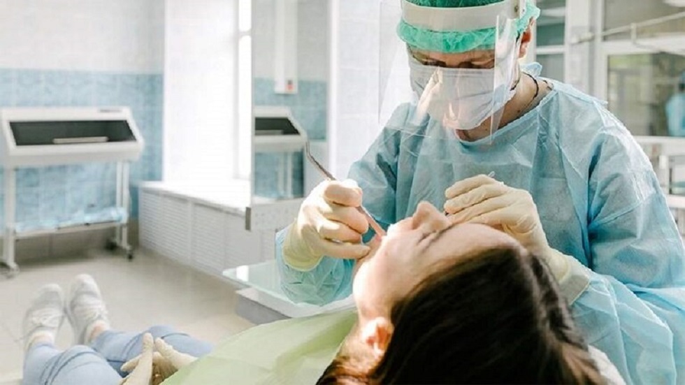 طبيبة تحدد أعراضاً تلزم بمراجعة طبيب الأسنان