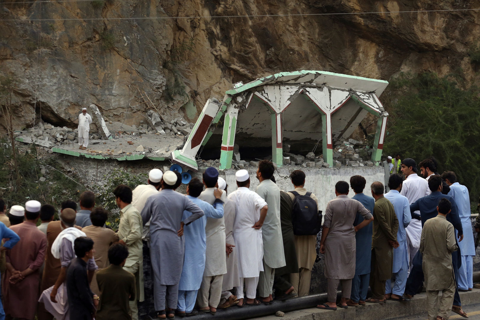 باكستان.. مقتل شرطي في تفجير انتحاري بمسجد قرب الحدود الأفغانية (صور)