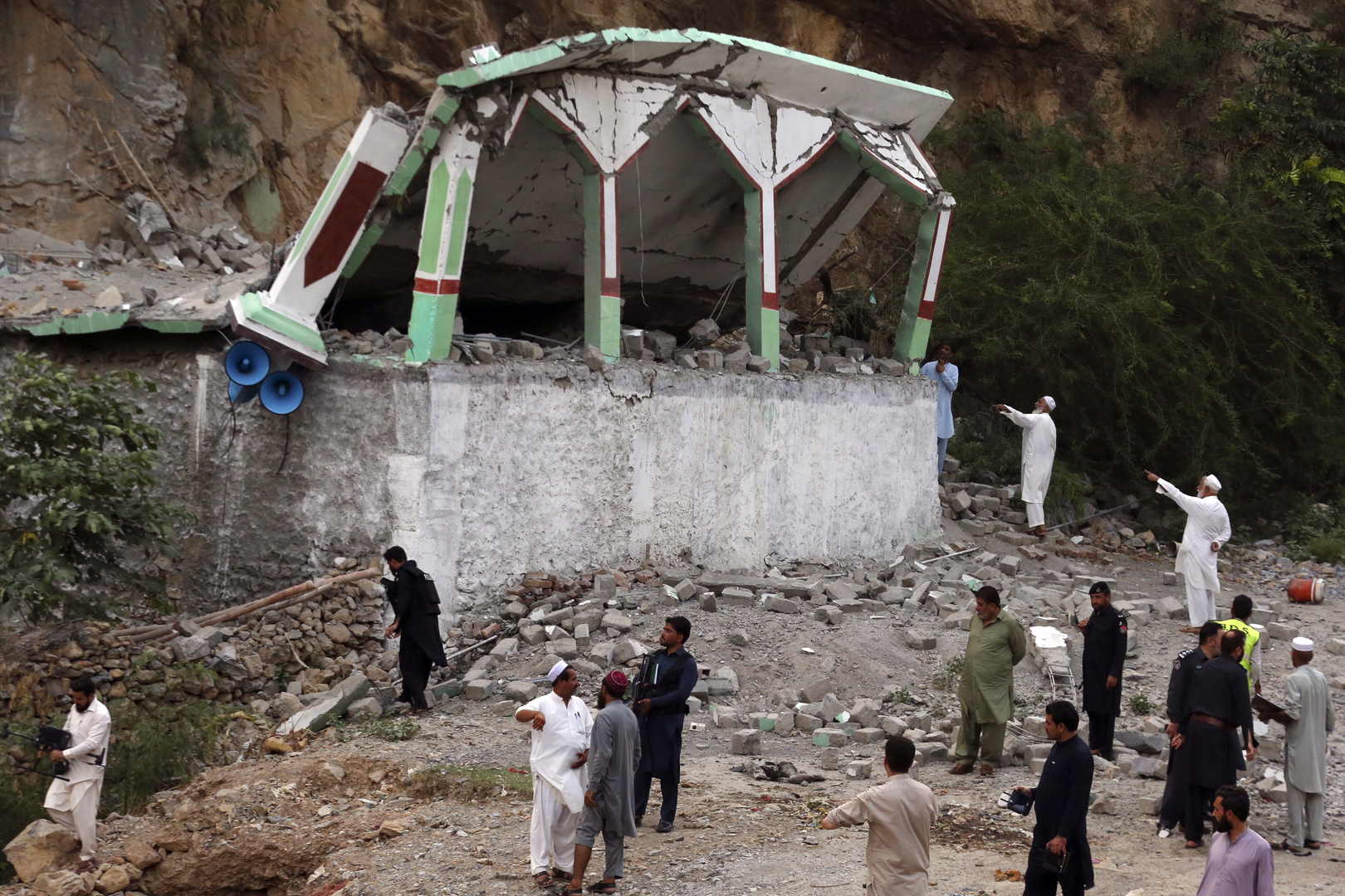 باكستان.. مقتل شرطي في تفجير انتحاري بمسجد قرب الحدود الأفغانية (صور)