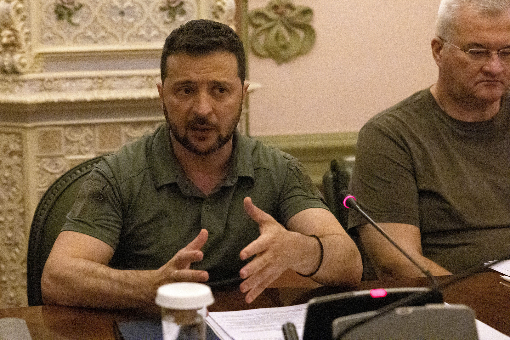 زيلينسكي يطالب المسؤولين الأوكرانيين بالعمل داخل البلاد