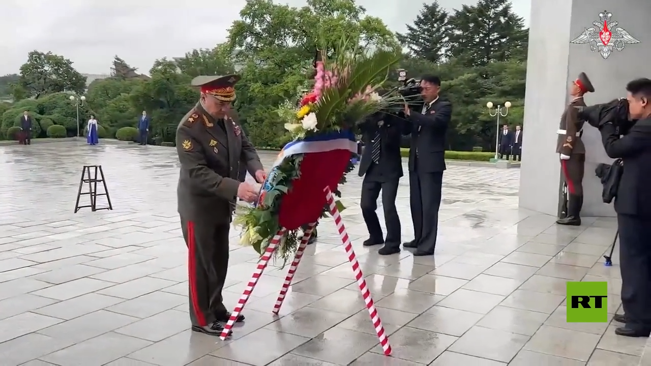 شويغو يضع إكليلا من الزهور عند نصب الجندي السوفيتي في بيونغ يانغ (فيديو)