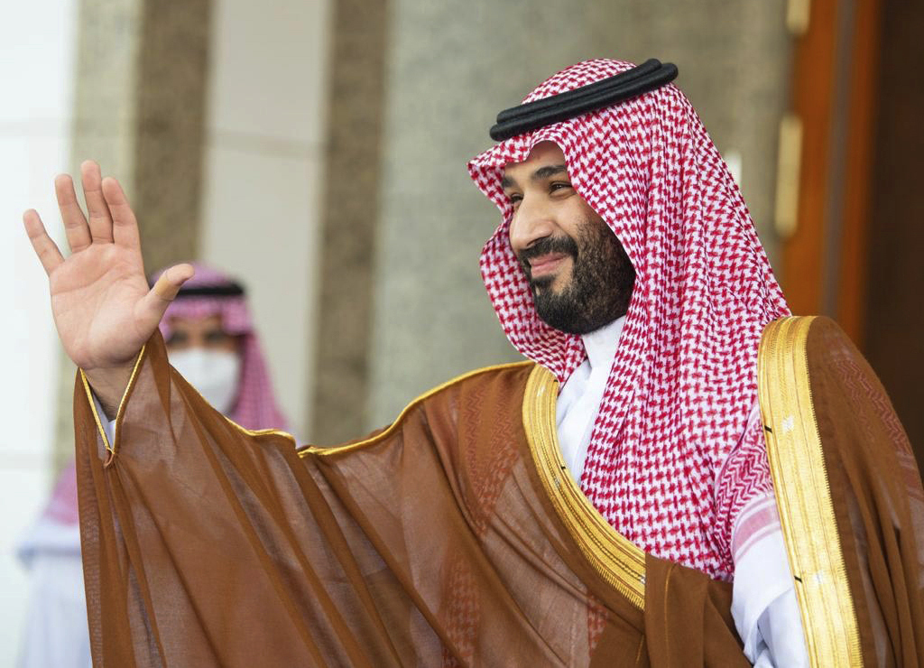 لماذا تستقبل السعودية ضيوفها الرسميين بالسجاد البنفسجي؟ (فيديو)